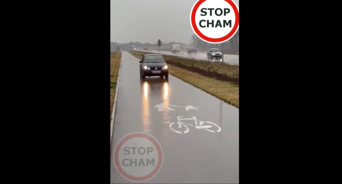 Fatalna pomyłka. Kobieta kierująca Volkswagenem wjechała na ścieżkę pieszo-rowerową prowadzącą wzdłuż Wschodniej Obwodnicy Wrocławia