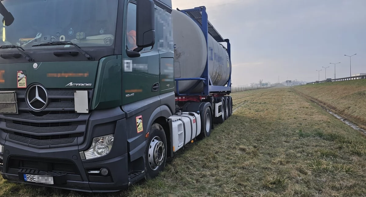 Zasnął za kierownicą ciężarówki na autostradzie A4, wypadł z jezdni i zatrzymał się dopiero po kilkuset metrach