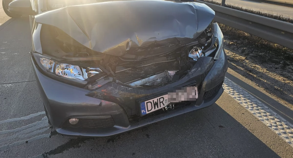 Typowe najechanie na tył na autostradzie A4 tuż za węzłem Kąty Wrocławskie. Dwójka dzieci badana przez ZRM