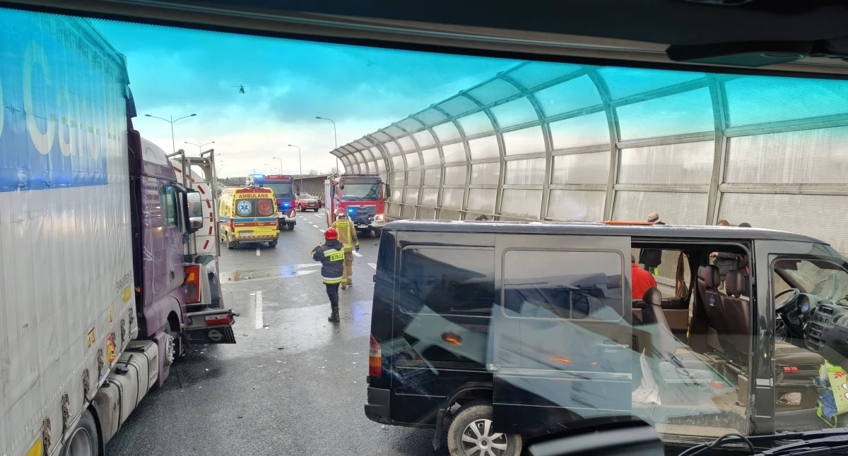 Groźny wypadek na A8. Trwa walka o życie jednej z poszkodowanych osób