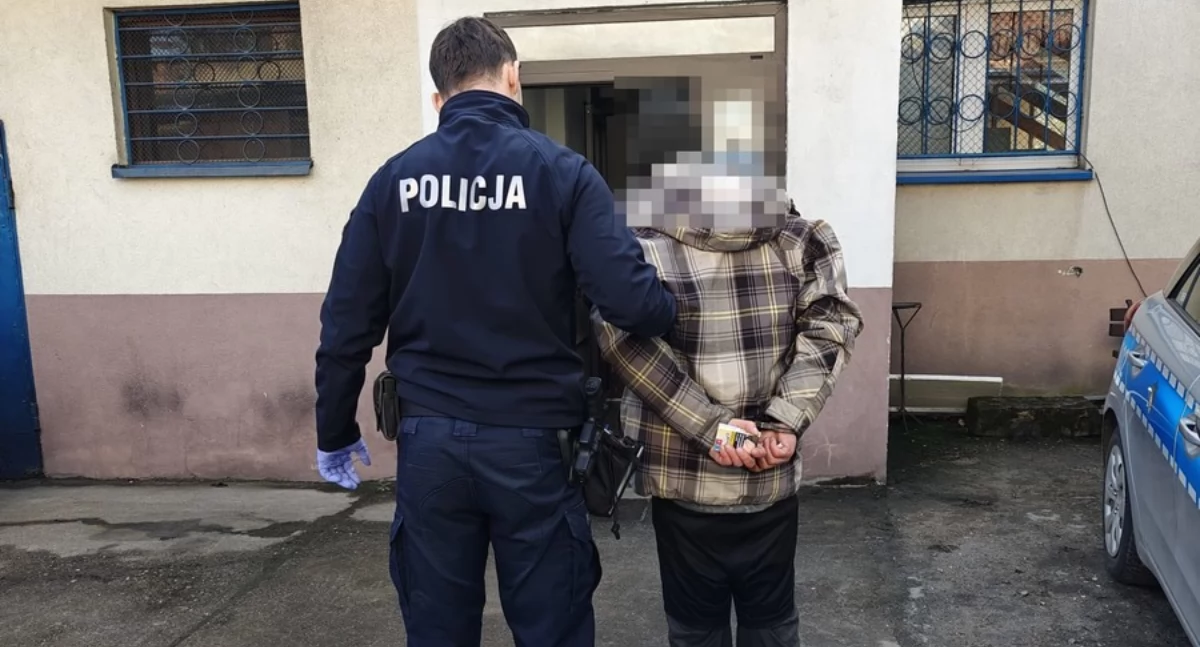 42-latek z Leśnicy pod osłoną nocy ukradł defibrylator z terenu boiska orlik. Za kradzież sprzętu ratującego życie grozi mu 5 lat więzienia