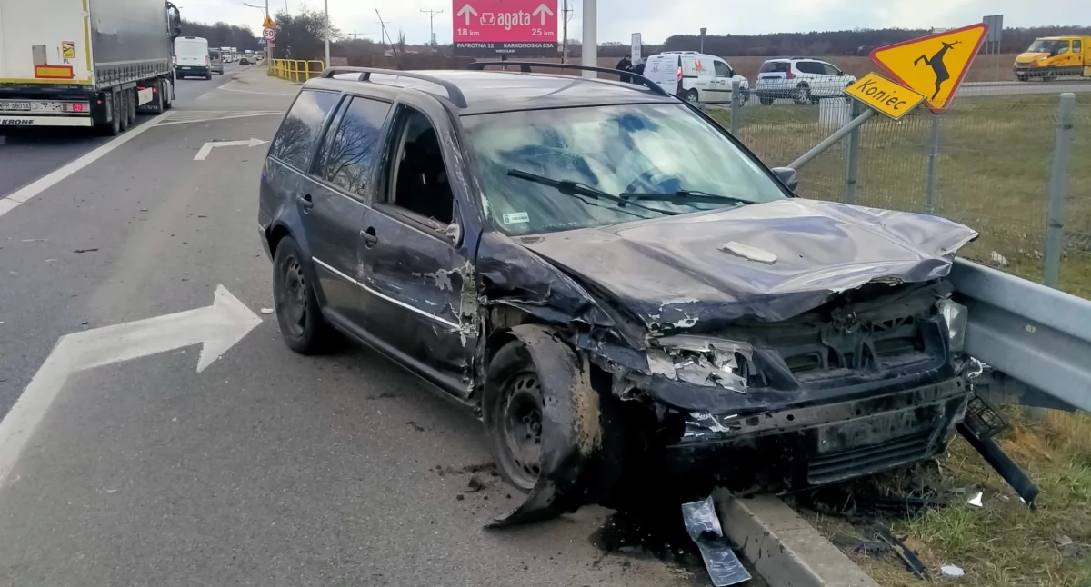 Wypadek na DK94 w Krępicach. Poszkodowane dwie osoby, w tym kobieta w ciąży