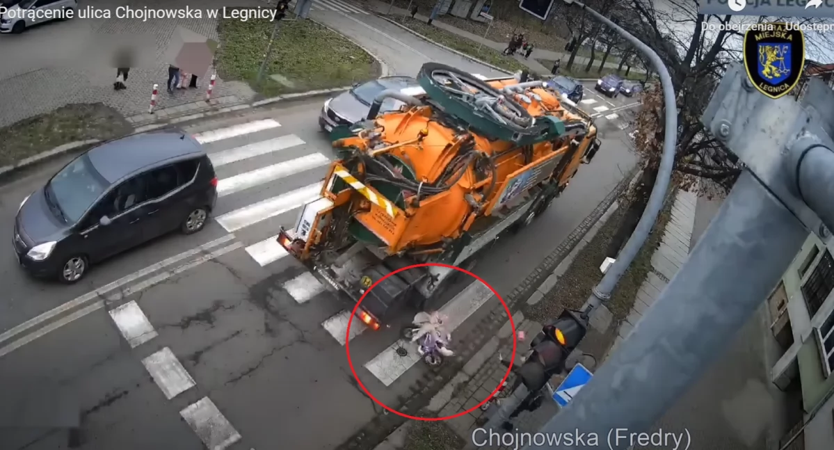 Dziecko wjechało rowerkiem w ciężarówkę na przejściu dla pieszych. Zobacz mrożące krew w żyłach nagranie z miejskiego monitoringu