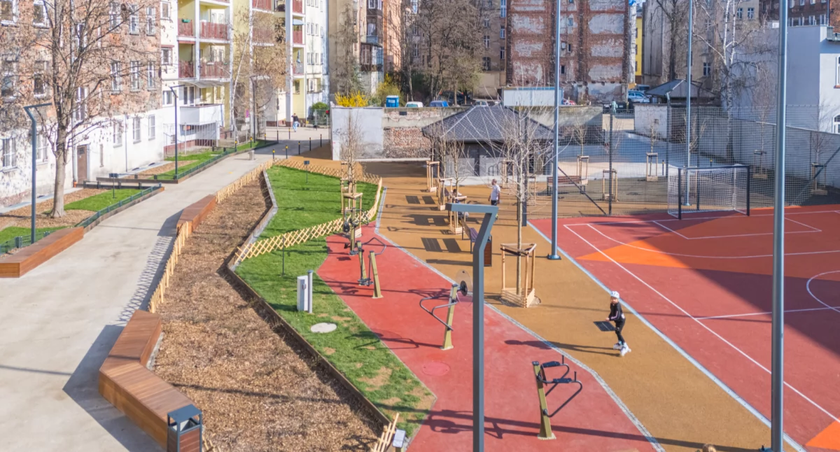 Podwórko Imienia Wszystkich Mieszkańców – czyli jak projekt artystyczny zmienił się w wielki remont podwórza. Niezwykła metamorfoza na Przedmieściu Oławskim!