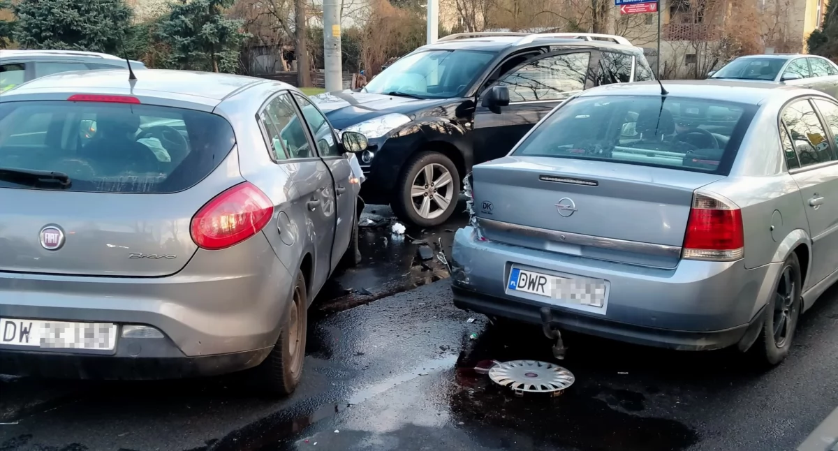 Zderzenie 3 aut w centrum Kątów Wrocławskich. Poranne utrudnienia na ulicy Jerzego Popiełuszki
