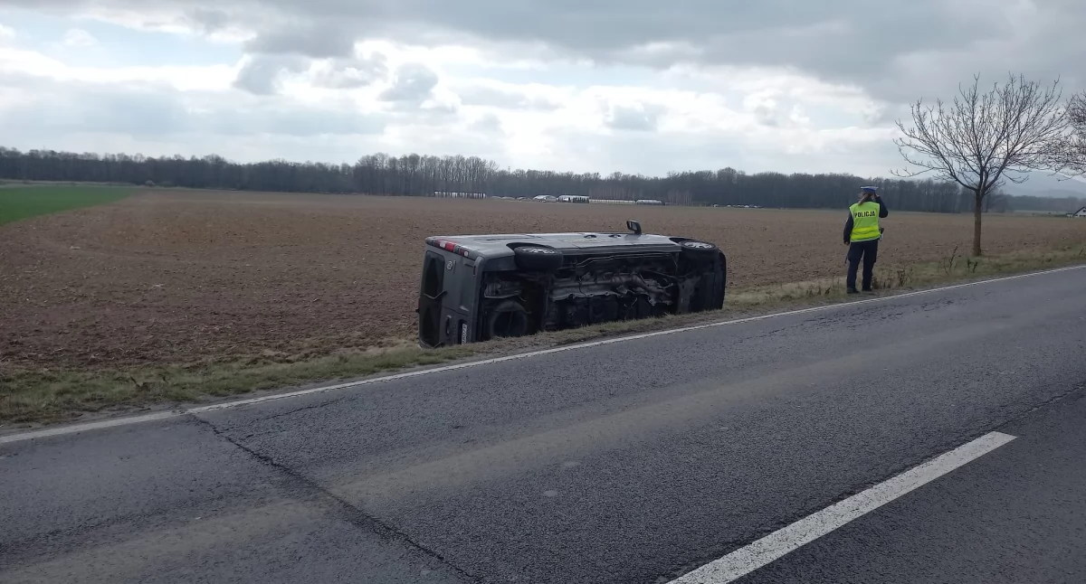 Bus wypadł z jezdni na DK35. Jedna osoba została poszkodowana