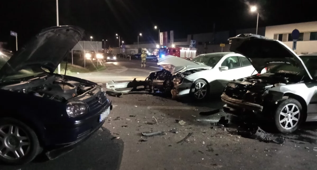 Groźny wypadek na DK8 w gminie Kobierzyce. Zderzyły się 3 auta osobowe i ciężarówka. Małe dziecko zostało zabrane do szpitala