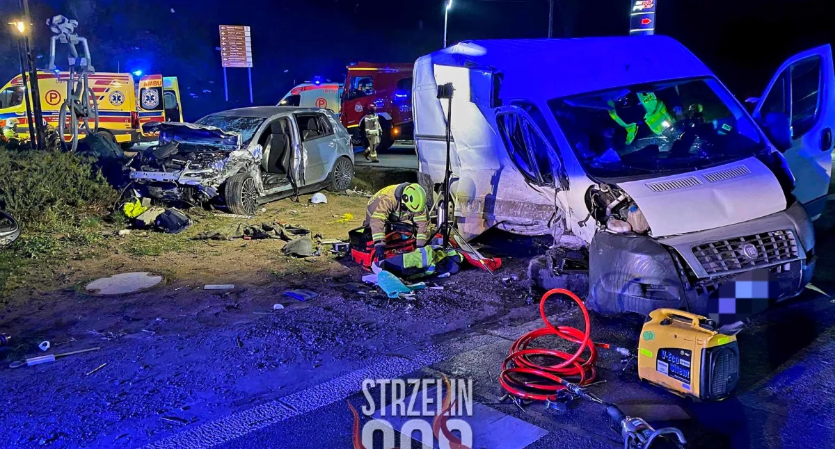 Zderzenie busa z osobówką na DK8 w Bardzie. Trzy osoby poszkodowane. Na miejscu lądował śmigłowiec LPR