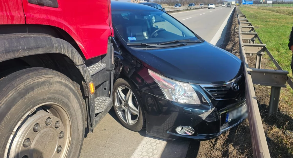 Kolizja ciężarówki z osobówka na A4 w kierunku Katowic