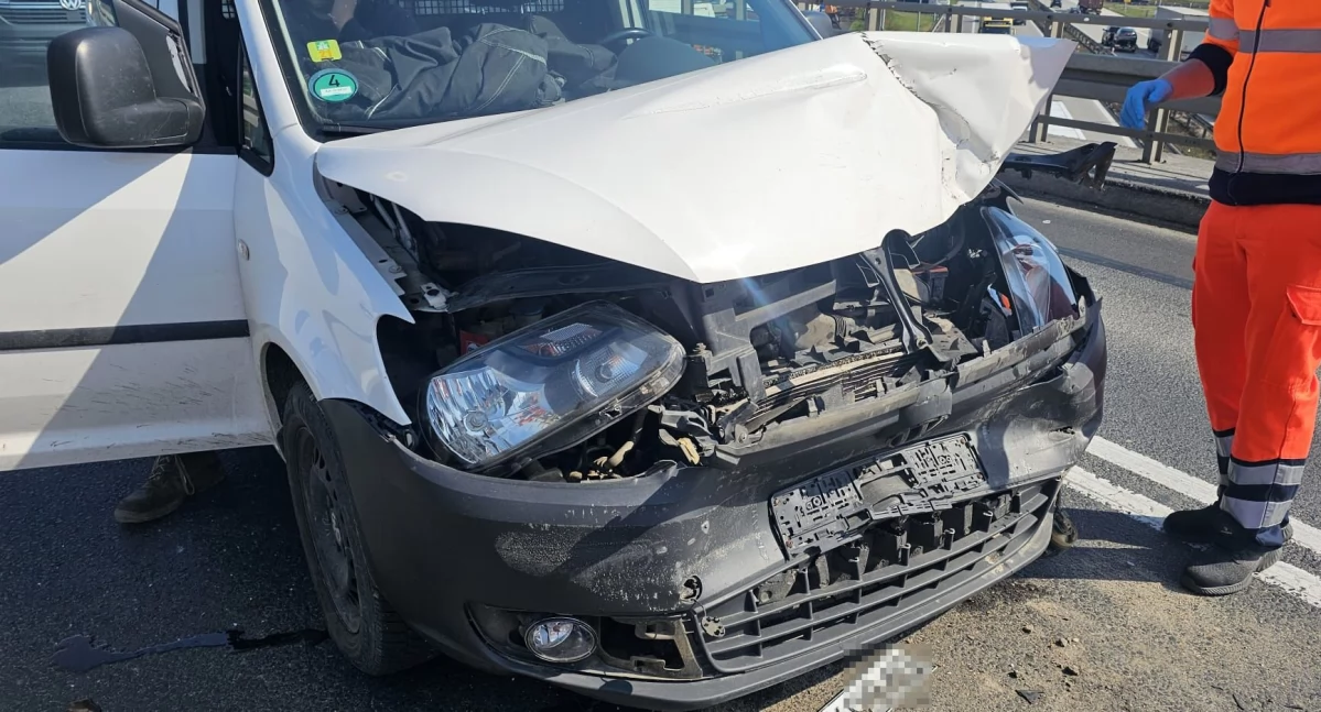 Zderzenie auta dostawczego z ciężarówką na wiadukcie nad autostradą A4 w gminie Kostomłoty