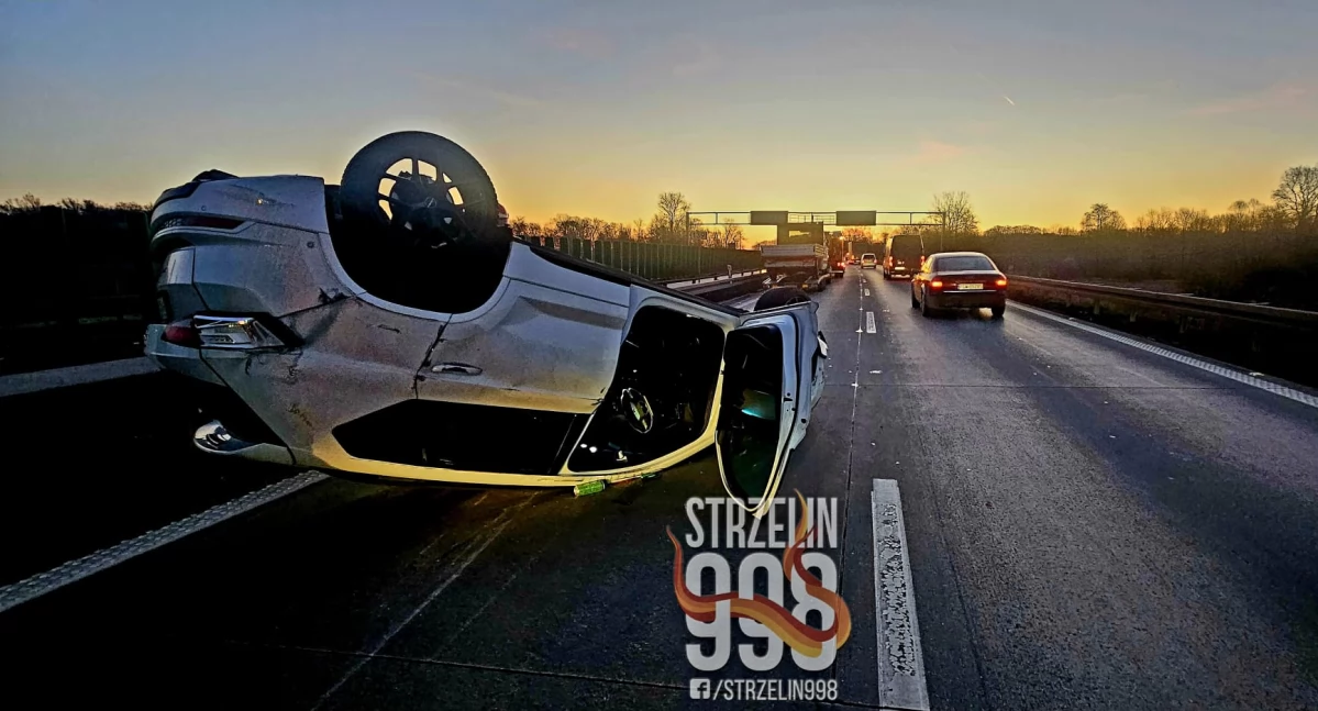 Dachowanie po zderzeniu z ciężarówką na autostradzie A4 pod Kątami Wrocławskimi. Jedna osoba poszkodowana