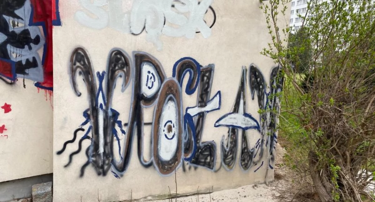 Policja zatrzymała 44-letniego graficiarza, który zniszczył elewację wrocławskich akademików. Mężczyźnie grozi nawet 5 lat więzienia