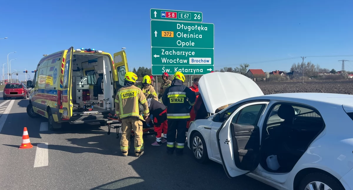 Typowe najechanie na tył trzech aut osobowych na WOW. Jedna osoba zabrana do szpitala
