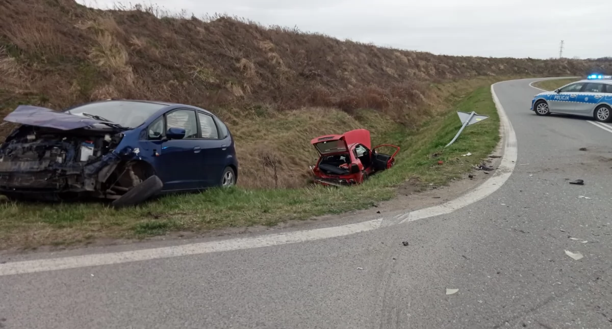 Groźny wypadek w gminie Kąty Wrocławskie. Zderzenie dwóch aut osobowych. Dwie osoby zabrane do szpitala