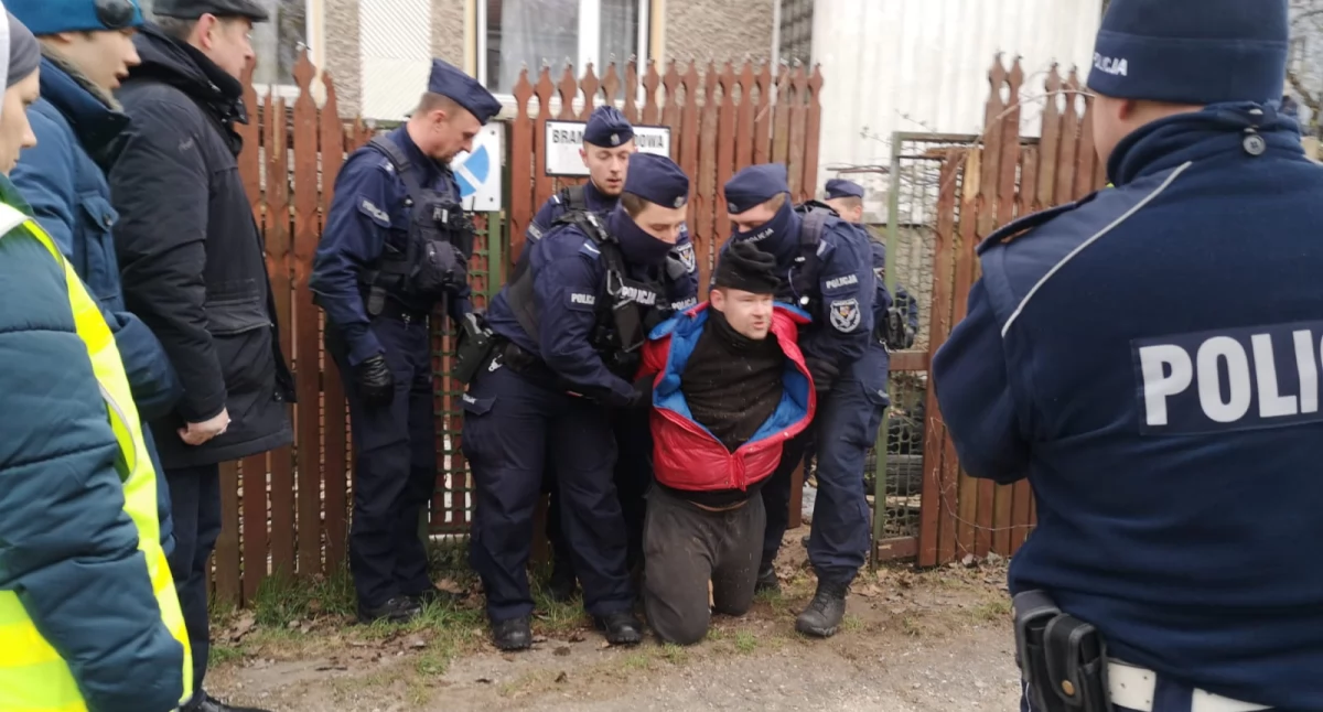 Squattersi kontra policja. Siłowa eksmisja, gaz łzawiący, pałki teleskopowe i ludzka blokada Sokolej. Zobacz film