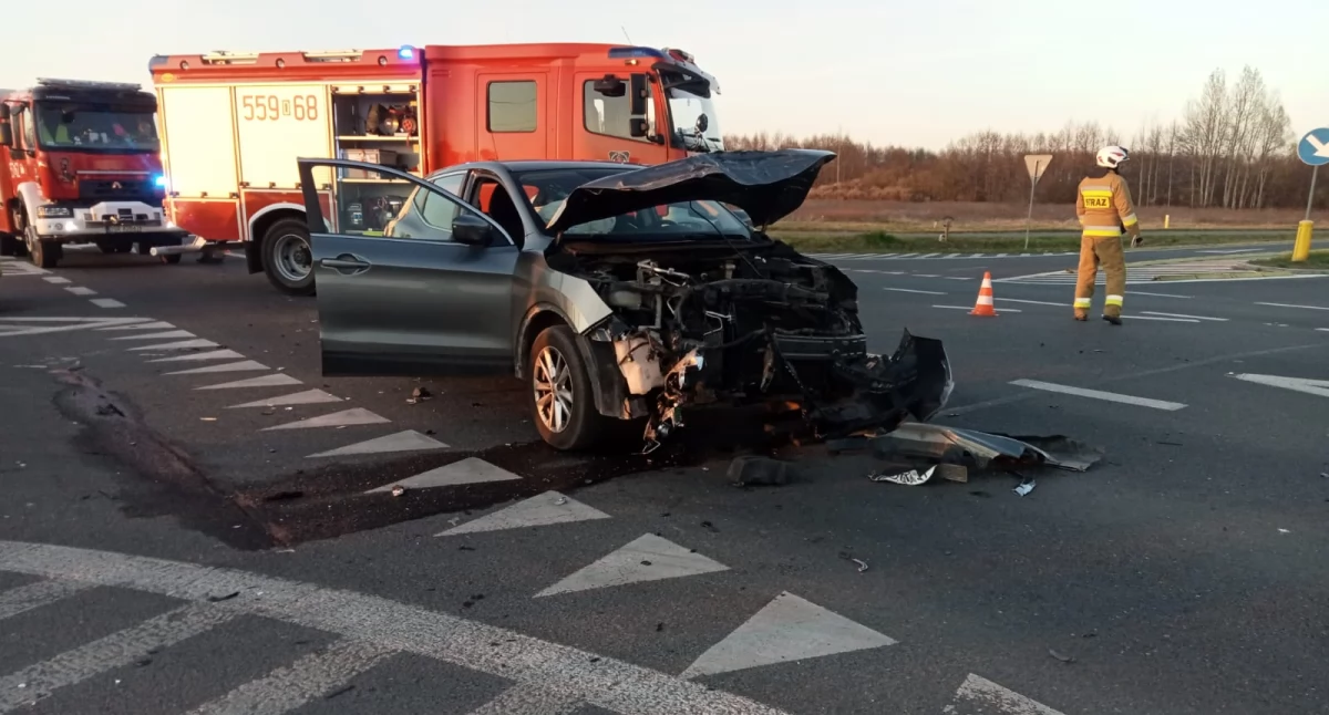 Groźny wypadek na skrzyżowaniu w gminie Miękinia. Dwoje dzieci zostało zabranych do szpitala