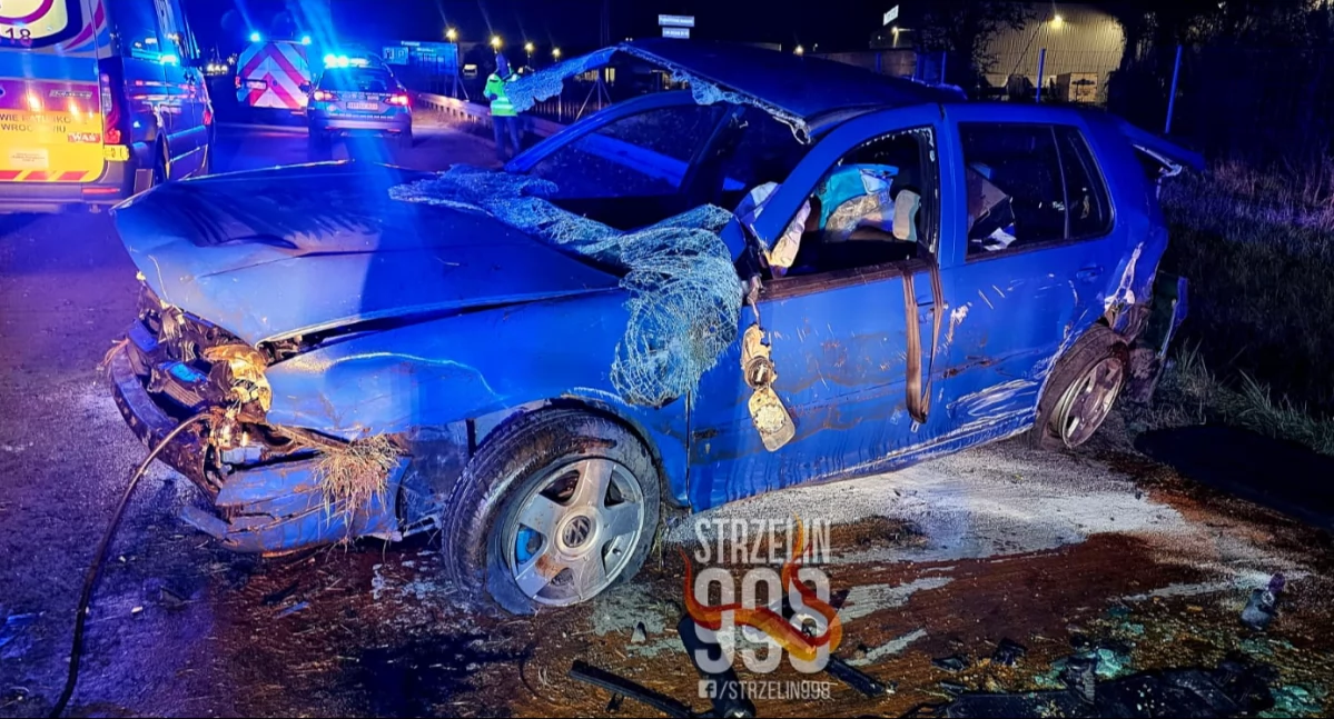 Dachowanie auta osobowego po zderzeniu z ciężarówką na 148 kilometrze A4. Kobieta z licznymi obrażeniami została zabrana do szpitala