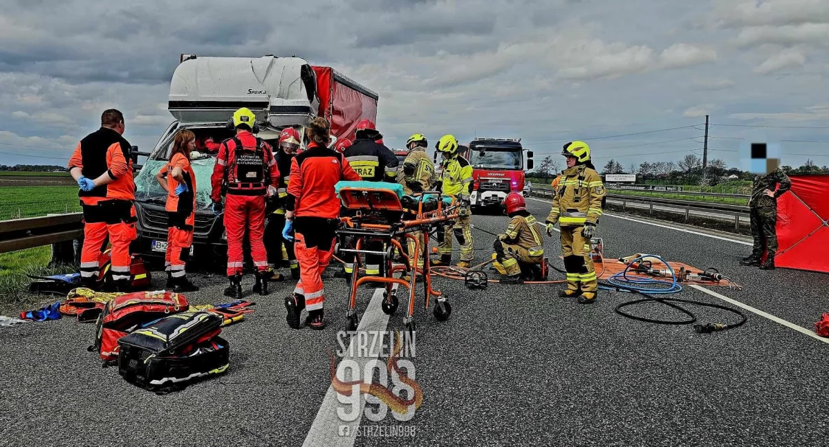 Dostawczy bus wjechał w naczepę ciężarówki. Kierowca zakleszczony. Autostrada A4 w kierunku Katowic zablokowana