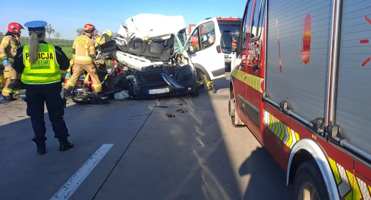Bus wbił się w ciężarówkę na A4 przed węzłem Pietrzykowice. Jedna osoba poniosła śmierć na miejscu