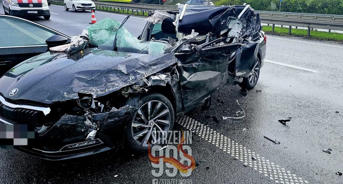 Skoda wbiła się w tył naczepy ciężarówki. Kierowca przetransportowany do szpitala śmigłowcem LPR