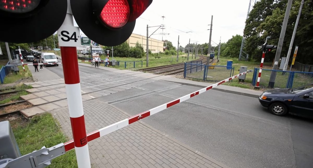 Niebezpieczne zachowanie na przejeździe kolejowym w Oławie. Kierowca ukarany mandatem i punktami karnymi