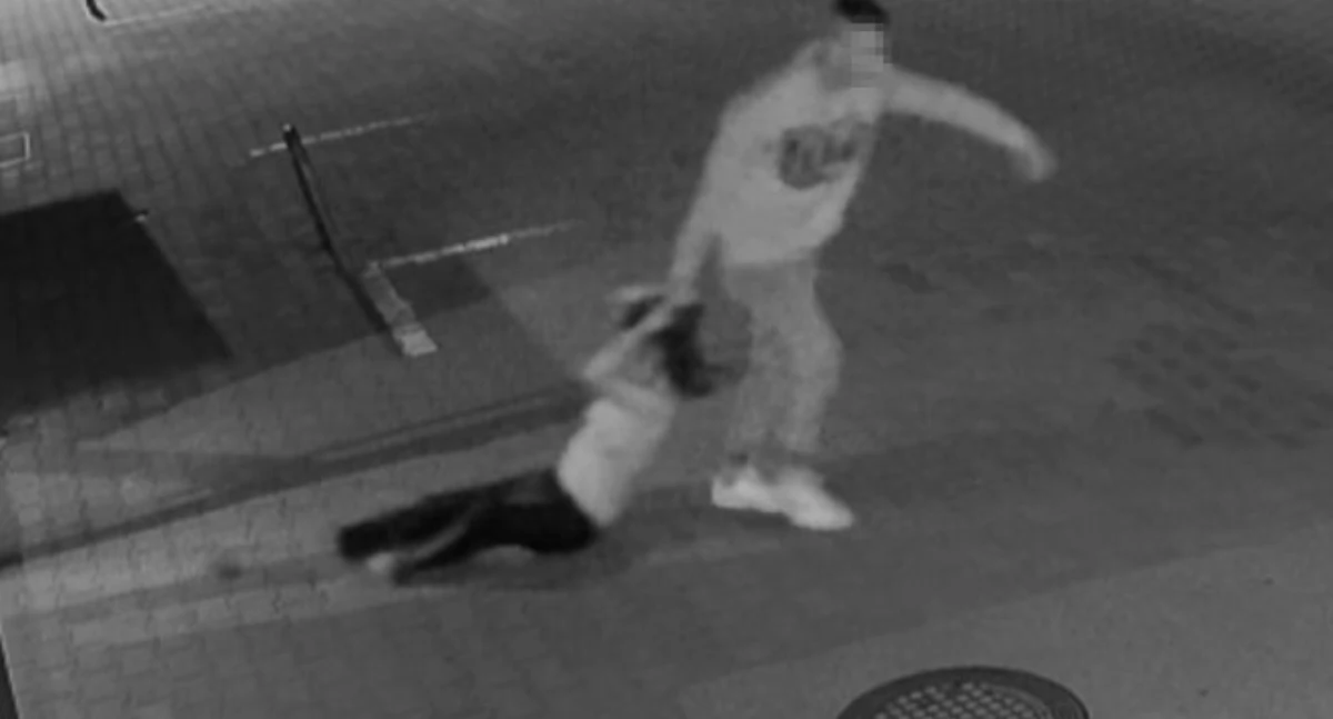 Brutalne sceny na ulicach Jelcza-Laskowic. Ciągnął za włosy rozebraną kobietę po parkingu. Klatka schodowa we krwi