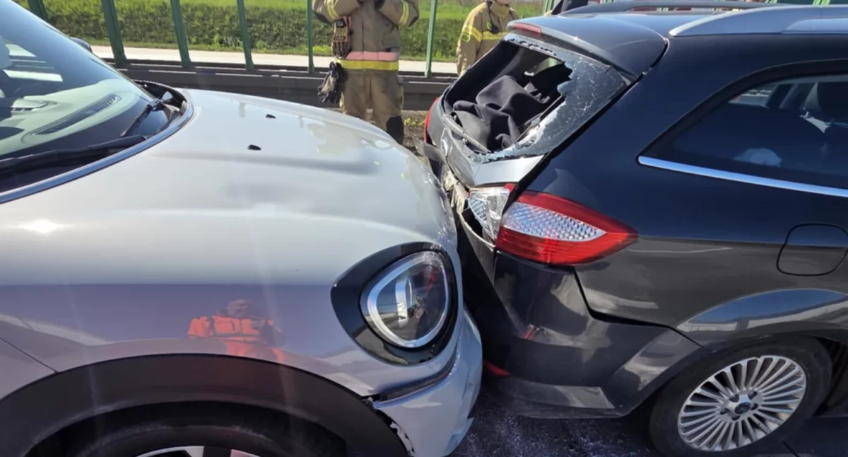 Kolizja trzech aut osobowych na 149 kilometrze A4 w kierunku Zgorzelca. Duże utrudnienia w ruchu w okolicy węzła Wrocław Południe