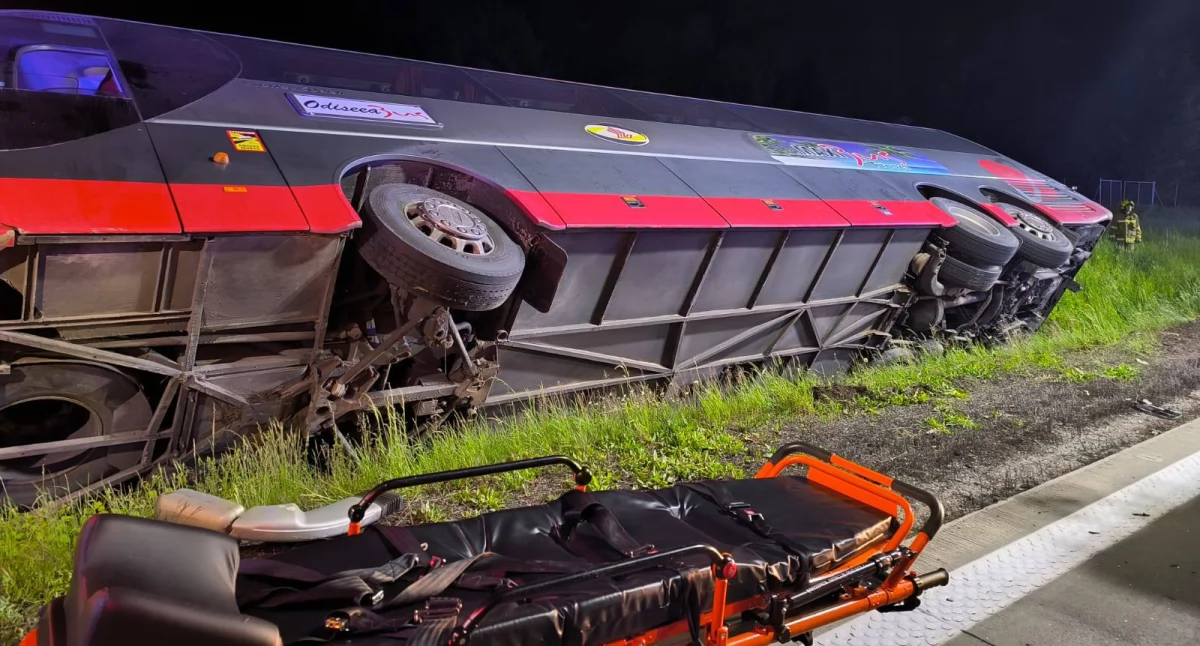 Wypadek autobusu z czterdziestoma pasażerami na A4. Osiem osób poszkodowanych. Autostrada w kierunku Wrocławia jest całkowicie zablokowana