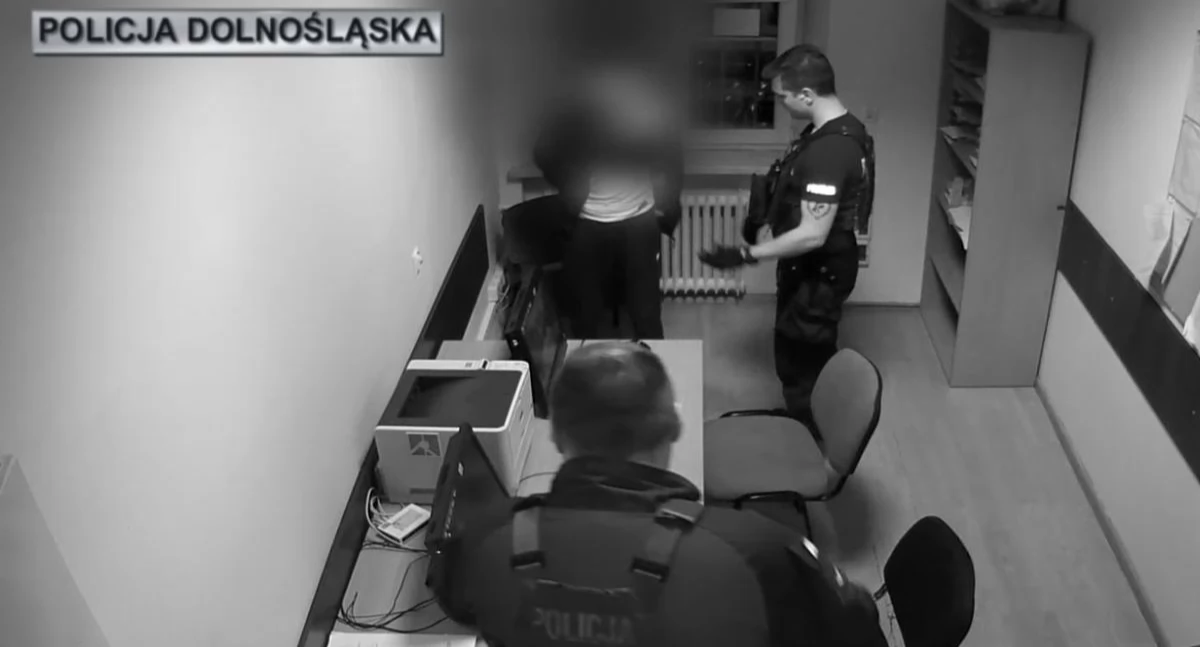 Groził śmiercią ratownikowi medycznemu i policjantom. 45-latek działał w warunkach recydywy. FILM Z ZATRZYMANIA