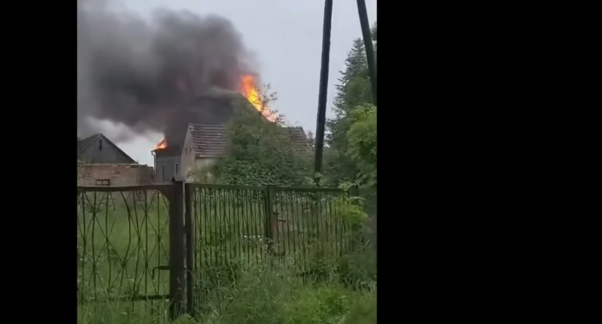 Wybuch butli i pożar domu pod Wrocławiem. Poszkodowany ojciec i syn. Stan jednego z nich jest poważny