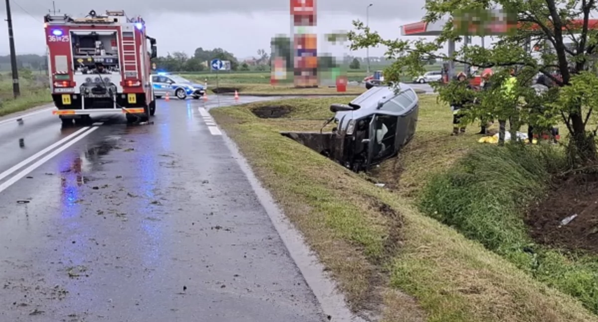 Zobaczył radiowóz i wpadł w panikę. Pijany Ukrainiec dachował przy policji. Miał ponad 3 promile