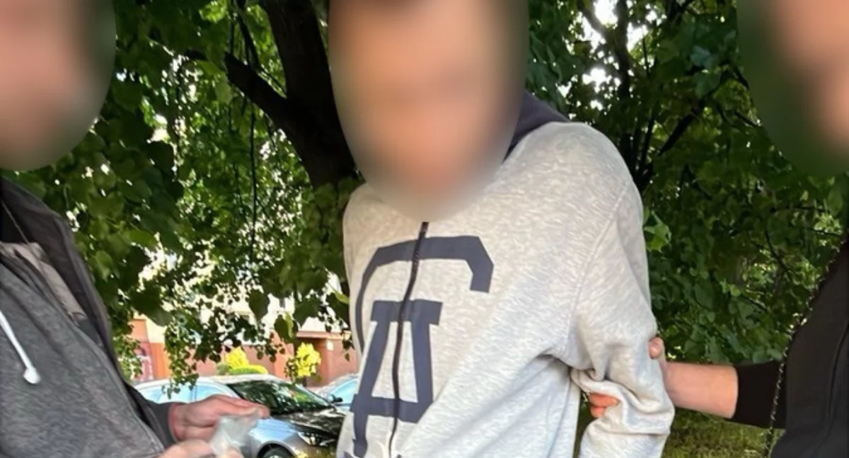 Jeździł rowerem po mieście i pluł na przypadkowe kobiety. 23-latek został zatrzymany przez policję. FILM