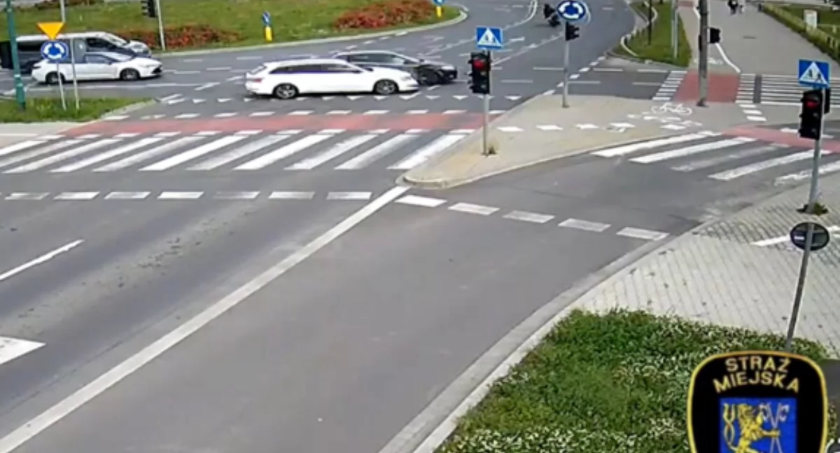 Groźna kolizja na Rondzie Niepodległości w Legnicy. Jeden wjechał na czerwonym, drugi miał sądowy zakaz prowadzenia