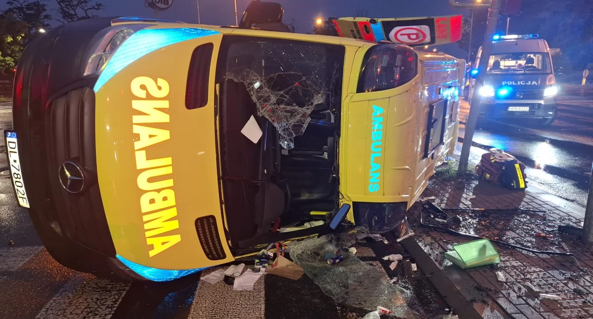 Groźny wypadek z udziałem karetki pogotowia. Do szpitala trafiły trzy osoby, w tym pacjentka w ciężkim stanie