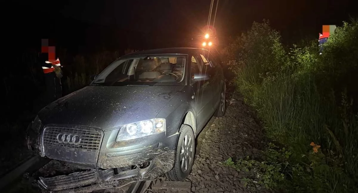 Nietrzeźwy kierowca wjechał na tory i porzucił auto. Tylko czujność maszynisty zapobiegła tragedii