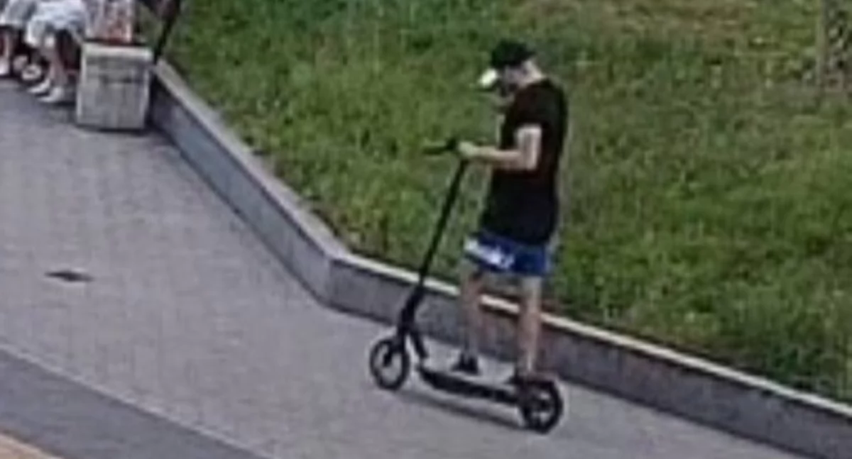 Policja poszukuje sprawcy kradzieży. Poruszał się na hulajnodze i zrywał łańcuszki starszym kobietom