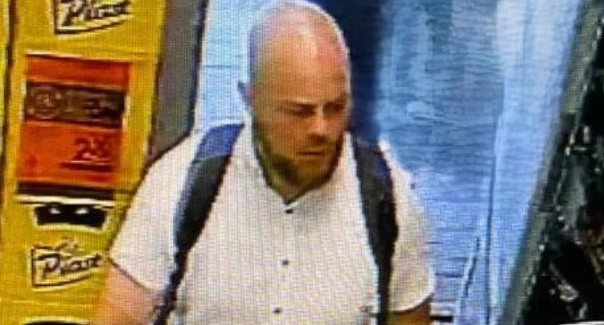 Pobicie obywatela Ukrainy w sklepie na Gajowicach we Wrocławiu. Policja publikuje wizerunki podejrzanych