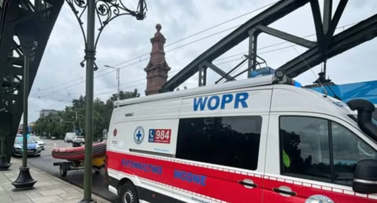 Ratownicy WOPR w akcji. 60-latek balansował na barierkach mostu