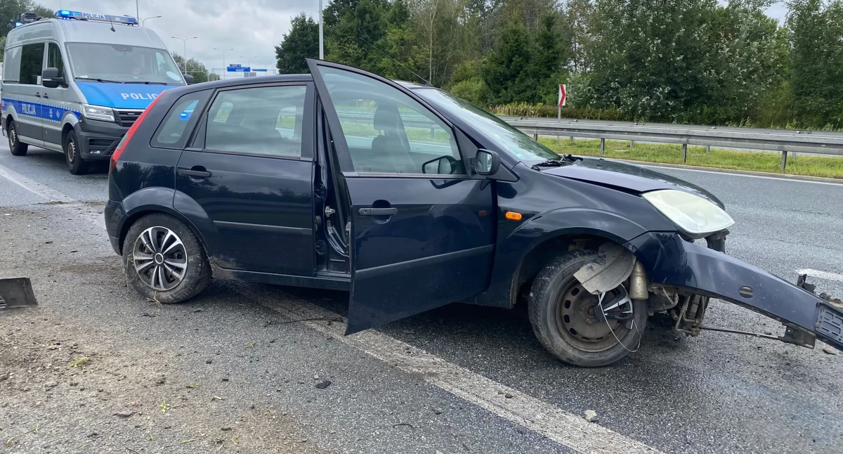 Groźna kolizja na zjeździe z S8 na S5. Auto wpadło w poślizg na substancji ropopochodnej i wjechało w bariery