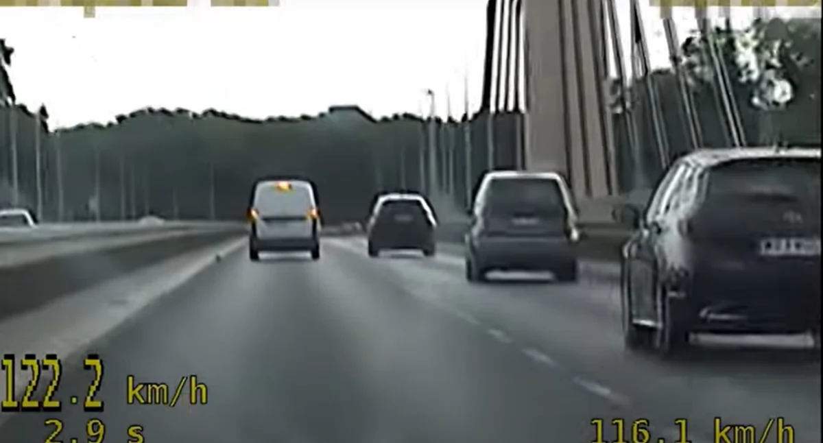 Rażące przekroczenie prędkości na Moście Millenijnym. 22-latek stracił prawo jazdy