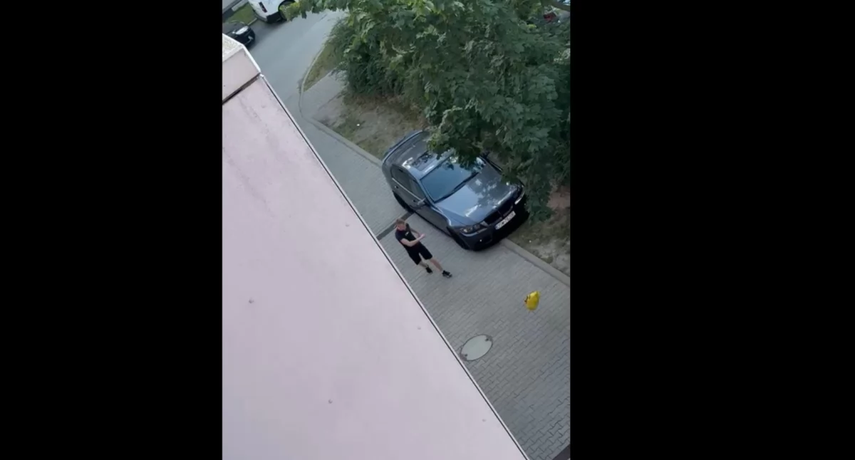 Agresywny mężczyzna na ul. Sołtysowickiej we Wrocławiu. W napadzie furii rzucał butelkami oraz kopał w zaparkowane samochody. FILM