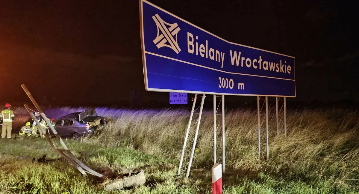 Autostrada A4. Naćpany kierowca passata spowodował wypadek i oddalił się w nieznanym kierunku. Na miejscu policja z psami tropiącymi