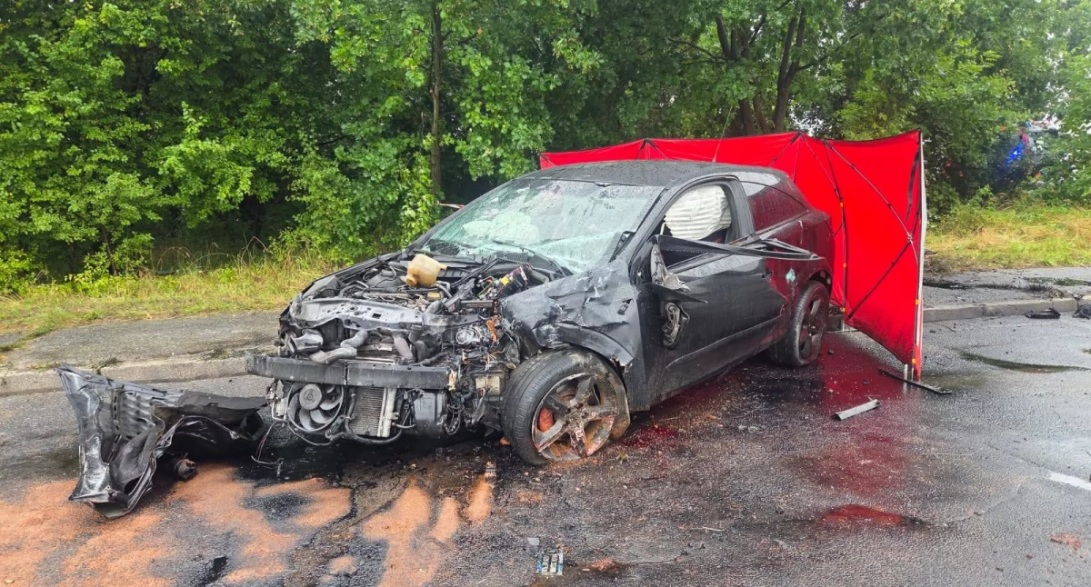 Tragiczny wypadek na ul. Nowodworskiej w Legnicy. 38-letni kierowca zginął na miejscu