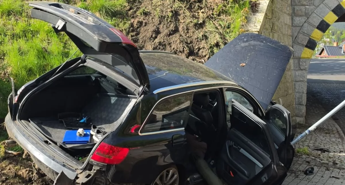 Z ogromną siłą uderzył w nasyp kolejowy przy wiadukcie, porzucił auto i odszedł w stronę torów. Tragiczny finał zdarzeń w Szklarskiej Porębie