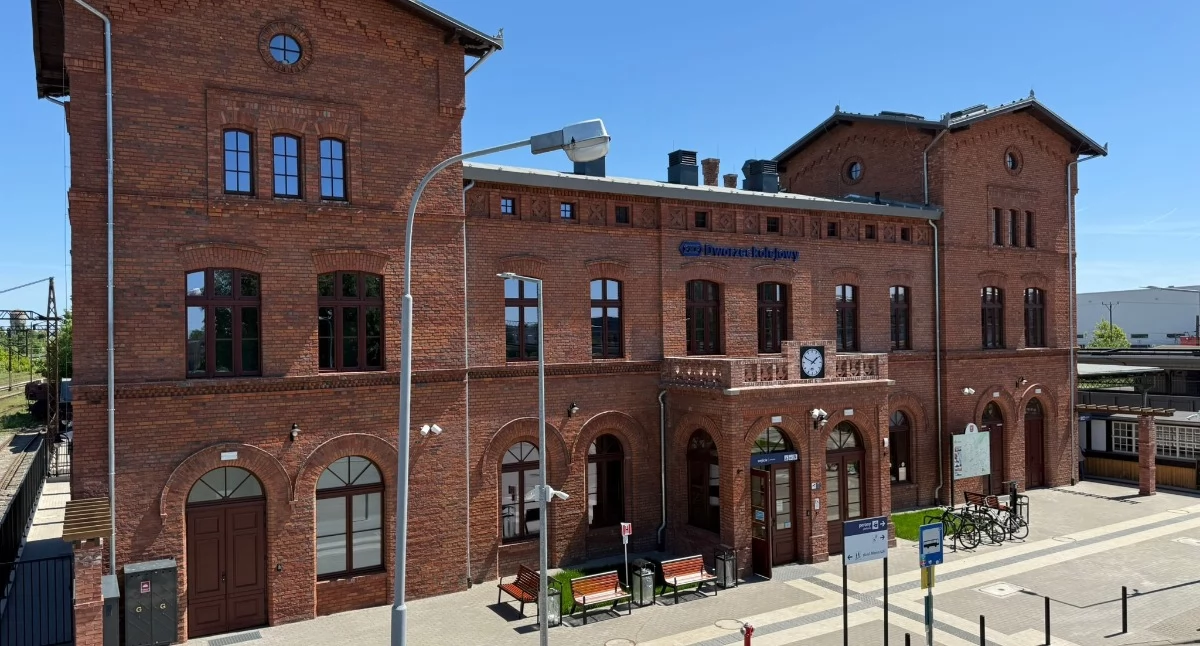 Zabytkowy dworzec w Oleśnicy odzyskał blask. Historyczny obiekt stał się nowoczesnym centrum miasta