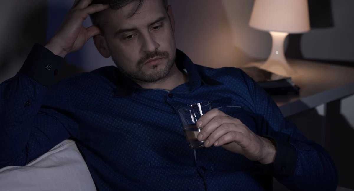 Kiedy warto szukać pomocy w leczeniu alkoholizmu? Pierwsze sygnały, których nie warto ignorować