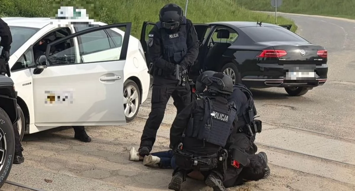 Groźby nożem, porwanie i brutalne pobicie po kłótni w pracy. Policja zatrzymała trzech obcokrajowców