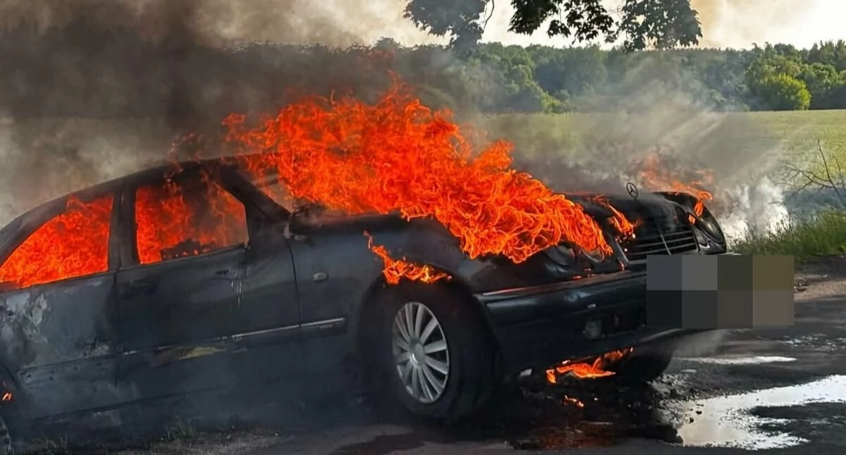 Pijany kierowca wjechał do rowu, zgubił buty, a jego mercedes stanął w ogniu. Uciekł z miejsca zdarzenia, ale zdradziły go poparzone dłonie.