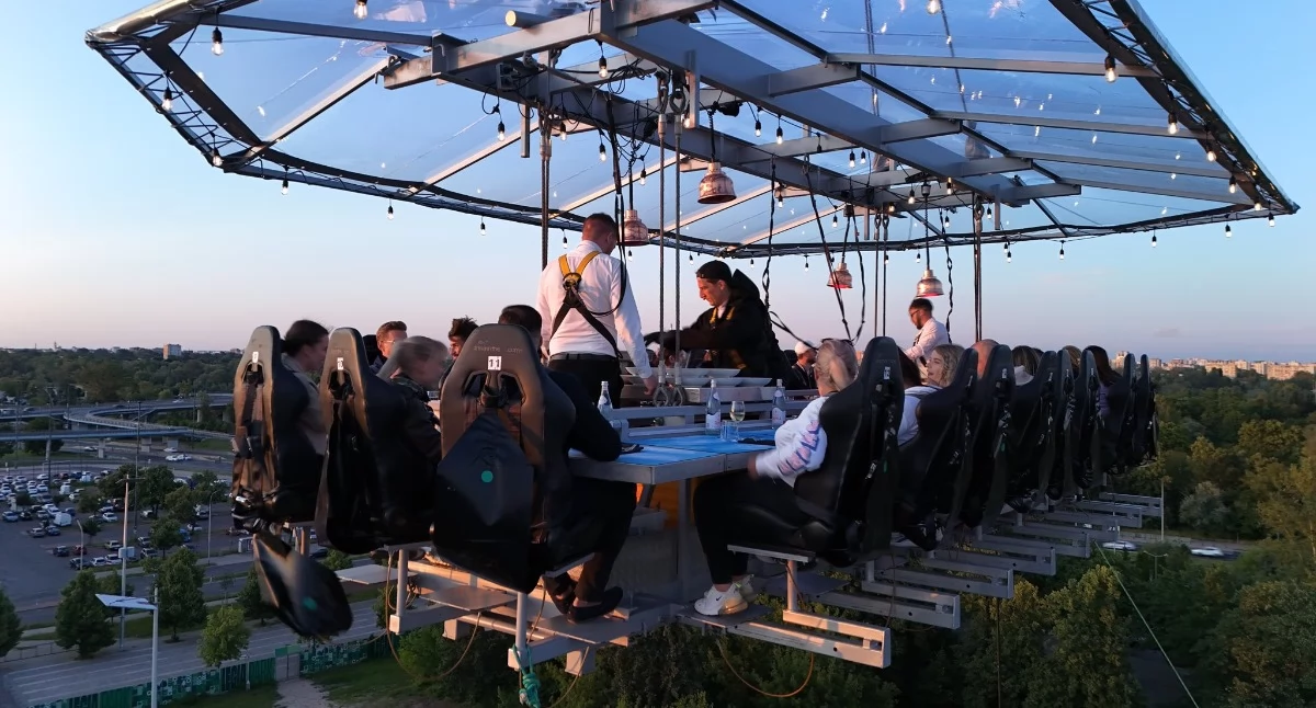 Dinner in the Sky we Wrocławiu. Kolacja 50 metrów nad ziemią, która zmienia zwykły wieczór w niezapomniane przeżycie