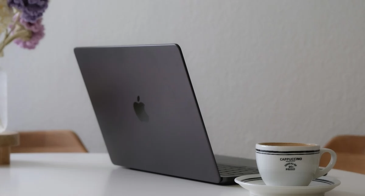 Laptop Apple w kawiarni, coworkingu i domu. Jak MacBook wpisuje się w miejski tryb pracy?